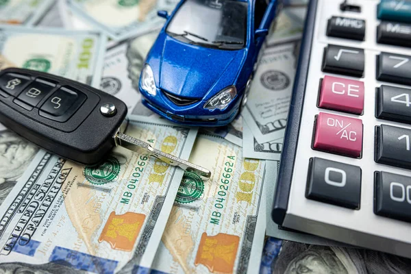 汽车贷款概念 小玩具杂物 钥匙计算器和钱都买或租 投资节约概念 — 图库照片