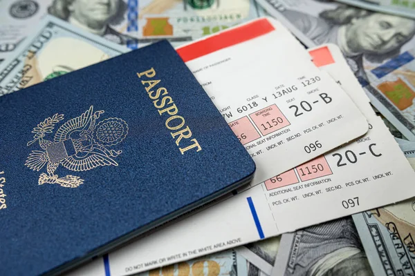 Seyahat Bileti Dolar Parasıyla Abd Pasaportu Tatil Konsepti Serbest Yaşam — Stok fotoğraf