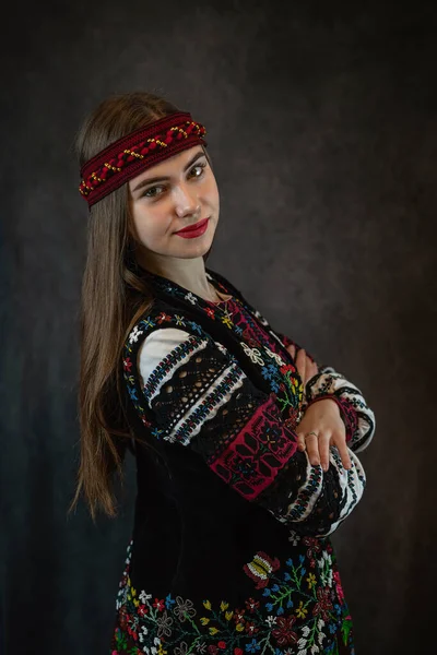 Mujer Caucásica Usan Vestido Bordado Nacional Ucraniano Sobre Fondo Oscuro —  Fotos de Stock