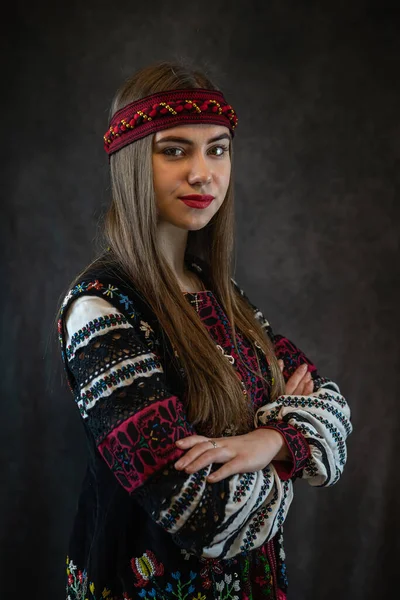 Портрет Прекрасної Українки Українки Одягненої Червону Вишиту Сукню Вишванка Темному — стокове фото