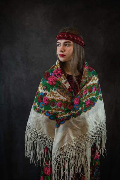 Portrait Une Jeune Femme Ukrainienne Costume National Vyshyvanka Châle Concept — Photo