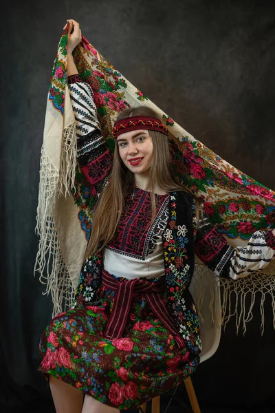 Ukrán Fiatal Csinos Visel Vyshyvanka Nemzeti Hímzett Ruhát Zsebkendőt Fején — Stock Fotó