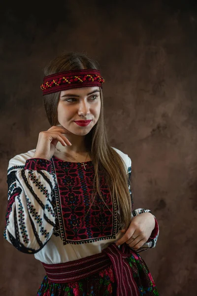 Young Ukrainian Woman National Clothes Vyshyvanka Headscarf Poses Studio Dark — Stock Photo, Image