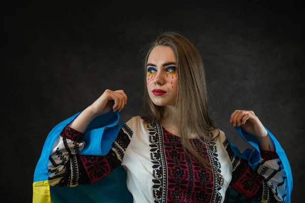 Retrato Mulher Ucraniana Triste Usar Roupas Nacionais Com Bandeira Azul — Fotografia de Stock