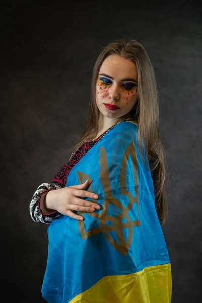 刺繍の若いウクライナ人はスタジオでポーズをとっています ウクライナの伝統的な服 国のファッション — ストック写真