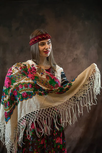 Portret Ukraińskiej Młodej Damy Stroju Narodowym Vyshyvanka Szal Etniczne Folklorystyczne — Zdjęcie stockowe