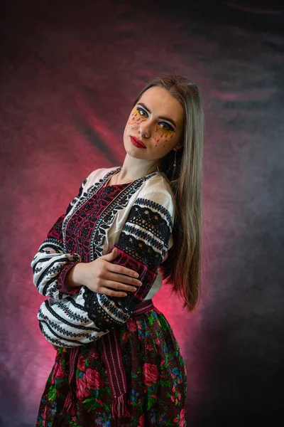 Vrij Kaukasische Dame Dragen Etnische Stijl Geborduurd Shirt Als Traditionele — Stockfoto