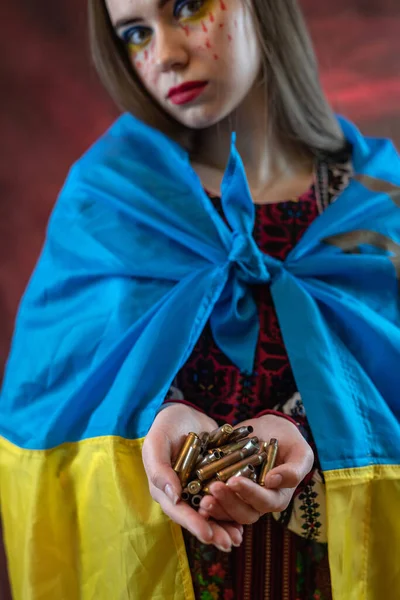 Oekraïense Vrouw Nationale Kleding Borduren Met Vlag Tijdens Oorlog Verdriet — Stockfoto