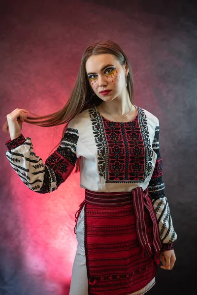 Krásná Běloška Žena Tradičním Ukrajinském Oblečení Červené Vyšívané Šaty Studio — Stock fotografie