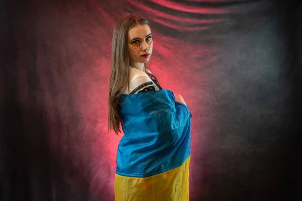 Retrato Mulher Ucraniana Triste Usar Roupas Nacionais Com Bandeira Azul — Fotografia de Stock