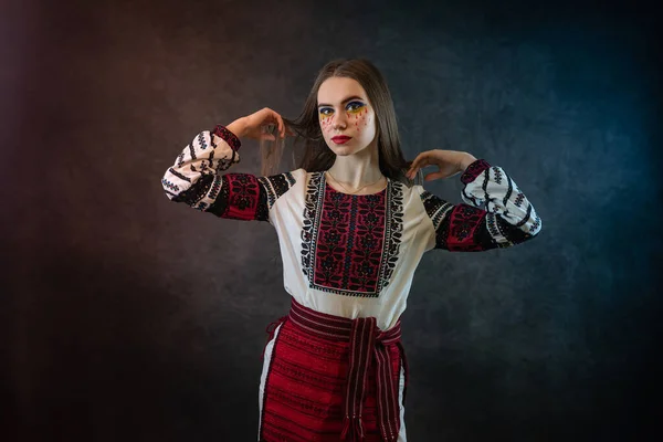 Kaukaska Kobieta Nosić Ukraiński Narodowy Haftowany Sukienka Ciemnym Tle — Zdjęcie stockowe
