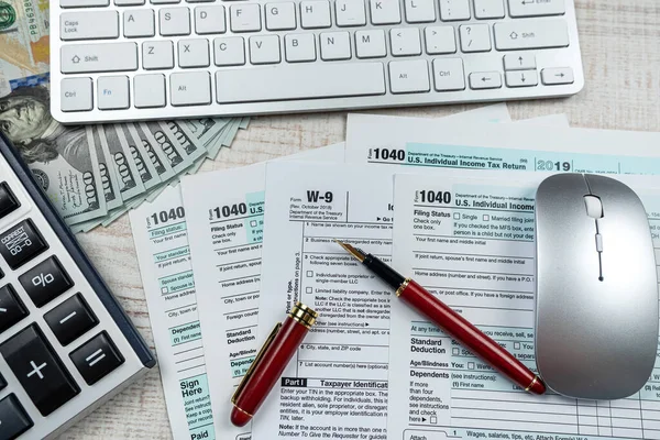 2022 Blank Tax Form 1040 Dollar Biils Tax Day Deadline — Photo