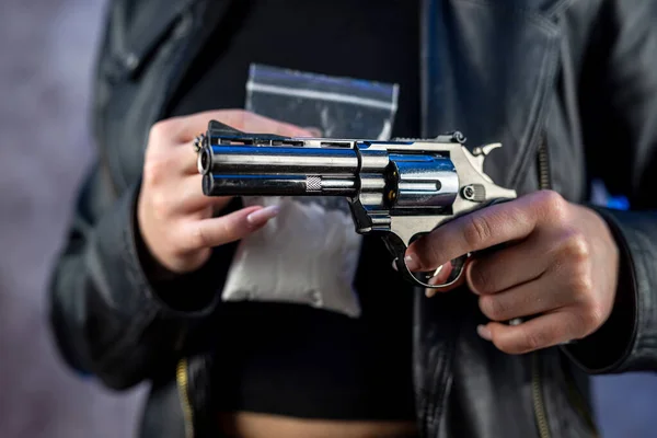 Dealer Femme Tenir Pistolet Petit Paquet Avec Poudre Blanche Notion — Photo