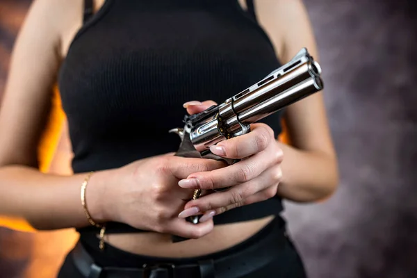 Dangerous Slim Woman Black Outfit Holding Handgun Pistol Isolated Dark — Stockfoto