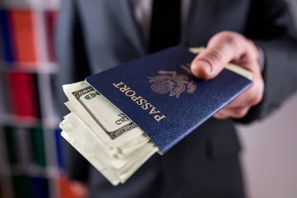 Uomo Possesso Passaporto Usa Con Banconote Dollari Affari Viaggio Concetto — Foto Stock