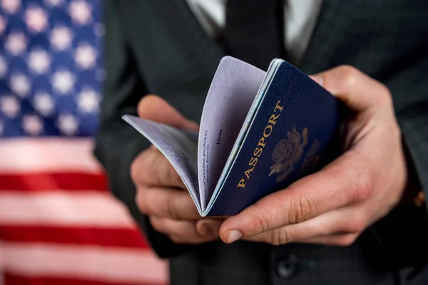 Geschäftsmann Trägt Anzug Mit Pass — Stockfoto