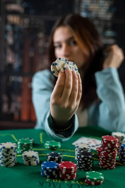 Girl Casino Plays Poker Confidence Winning Game Poker Woman Cards — Stockfoto