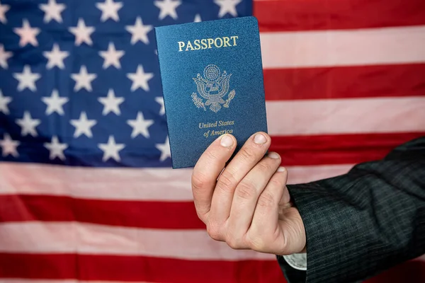 Επιχειρηματίας Φορούν Κοστούμι Κρατώντας Αμερικανικό Διαβατήριο — Φωτογραφία Αρχείου