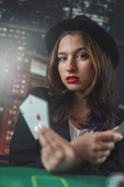 Γυναίκα Παίκτης Πόκερ Όμορφα Ντυμένος Εξαιρετικό Άρωμα Κάρτες Στα Χέρια — Φωτογραφία Αρχείου