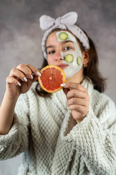 Ung Kvinna Med Ansikte Lera Mask Och Grapefrukt Gurkor Kosmetisk — Stockfoto