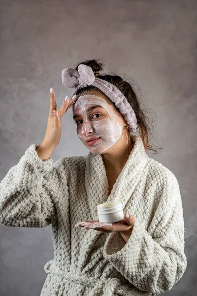 Mujer Joven Que Aplica Crema Blanca Cara Procedimientos Cuidado Piel —  Fotos de Stock