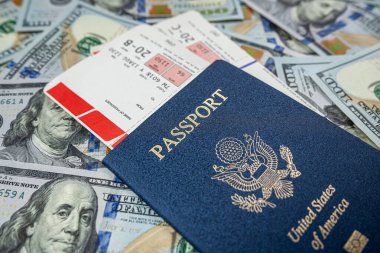 Seyahat bileti ve dolar parasıyla ABD pasaportu. Tatil konsepti. Serbest yaşam biçimi