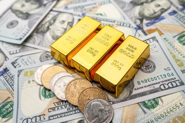 Altın külçeleri dolar parasıyla. Zenginlik bilgeliği veya finansal konsept