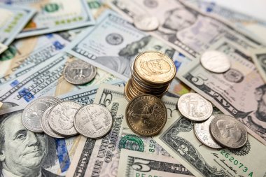 arka plan ve üst görünüm için bozuk paraları olan farklı ABD doları banknotları