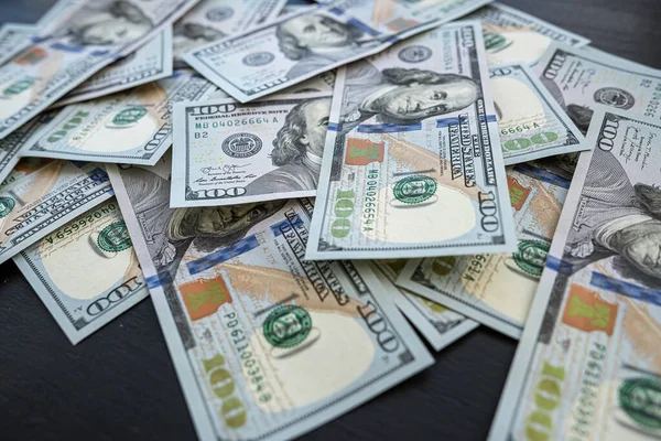 100 Nye Amerikanske Dollarsedler Svart Bakgrunn Inntekter Sparekonsept – stockfoto