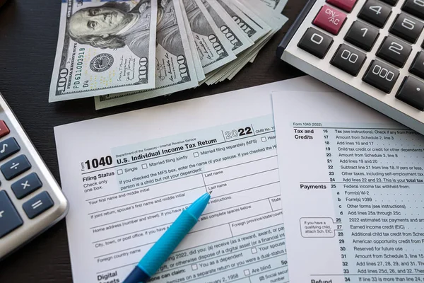 2022 Formulário Imposto Branco Com Caneta Dinheiro Calculadora Conceito Prazo — Fotografia de Stock