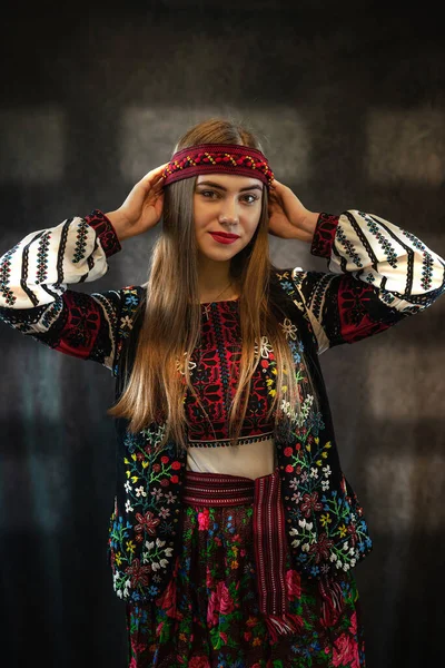 Dość Kaukaska Pani Nosić Etniczny Styl Haftowanej Koszuli Jako Tradycyjne — Zdjęcie stockowe
