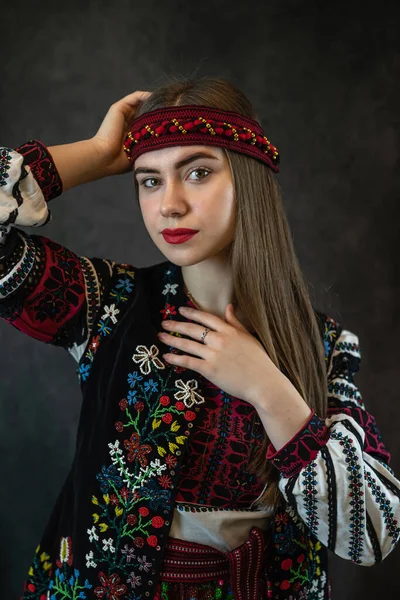 Kaukasiska Kvinna Bära Ukrainska Nationella Broderade Klänning Mot Mörk Bakgrund — Stockfoto