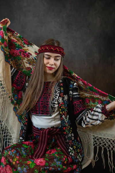 Portrét Mladé Hezké Ženy Nosit Etnické Oblečení Vyšívané Blůzy Nebo — Stock fotografie