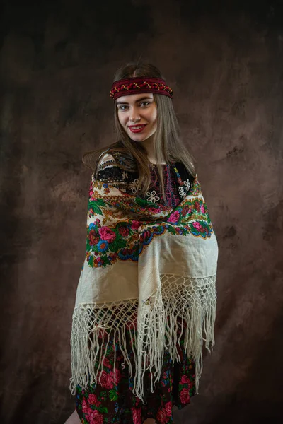 Красивая Женщина Украинской Национальной Одежде Головным Платком Изолированным Темном Фоне — стоковое фото