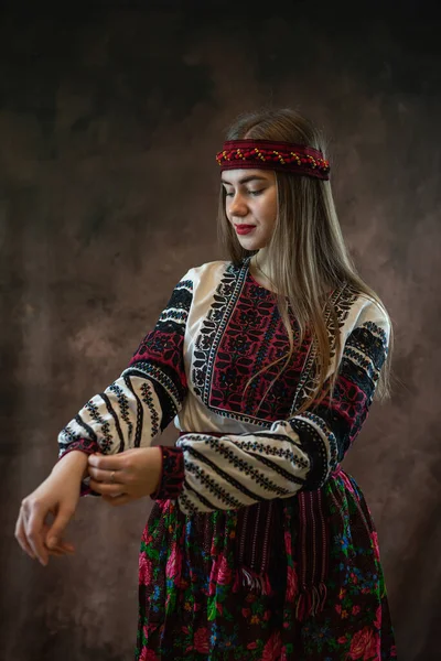 Ukrainische Junge Hübsche Frau Tragen Vyshyvanka Nationalen Bestickten Kleid Und — Stockfoto