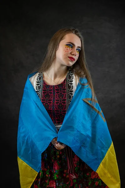 Joven Ucraniano Bordado Posa Estudio Ropa Tradicional Ucrania Moda Nacional —  Fotos de Stock