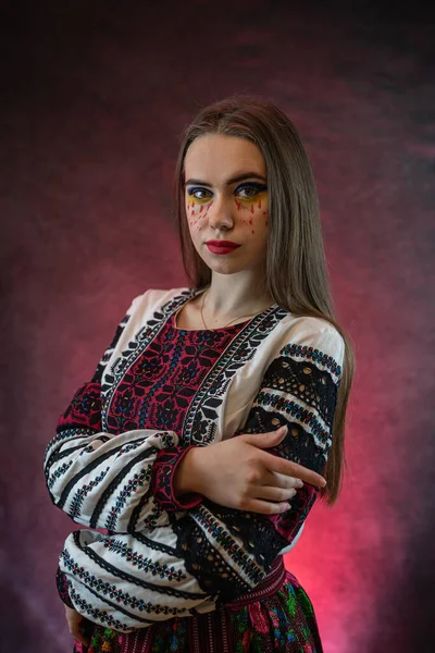 Portret Pięknej Białej Ukraińskiej Młodej Kobiety Czerwonej Haftowanej Sukience Vyshyvanka — Zdjęcie stockowe