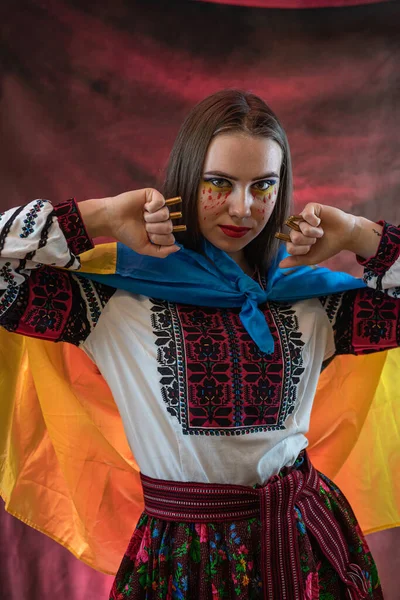 Donna Ucraina Ricamo Abbigliamento Nazionale Con Bandiera Durante Guerra Tristezza — Foto Stock