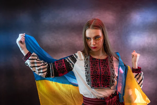 Ritratto Giovane Donna Ucraina Sconvolta Abiti Nazionali Ricamo Come Simbolo — Foto Stock