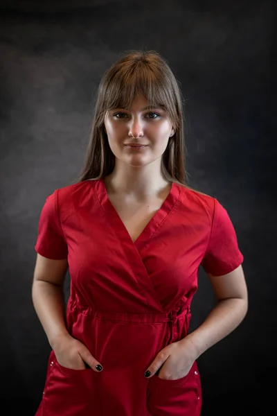Πορτρέτο Του Καυκάσου Όμορφη Νεαρή Γυναίκα Γιατρός Οικότροφος Φορούν Κόκκινη — Φωτογραφία Αρχείου