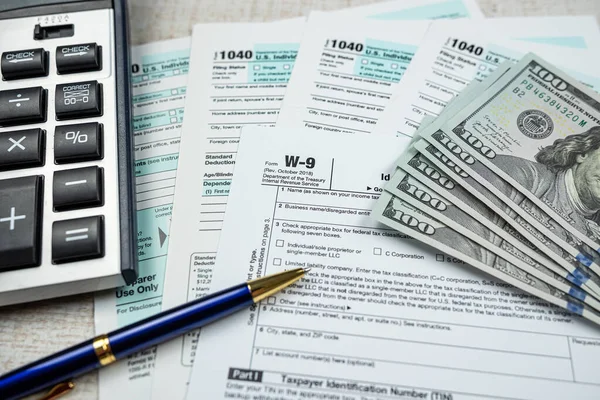 1040 Пустых Налоговых Деклараций 2022 Долларом Калькулятором Столе Бухгалтерский Учет — стоковое фото