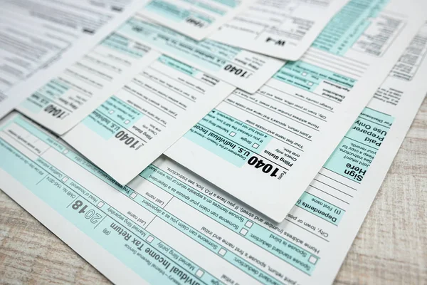 Closeup 1040 Personal Income Tax Form Desk Time Tax Accounting — Foto de Stock