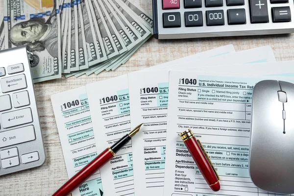 1040 Individual Income Tax Return Dollar Pen Anc Calculator Time — Foto de Stock