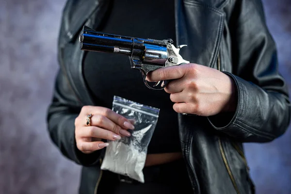 Mujer Distribuidor Sostiene Pistola Pistola Mano Con Paquete Plástico Con — Foto de Stock