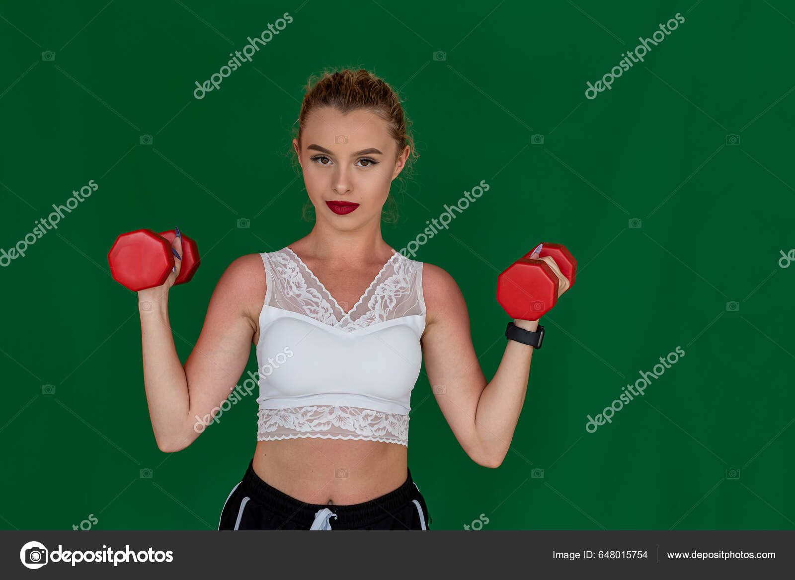 Глядя Прямо Девушку Позирующую Перед Камерой Гантелями Каждой Руке.