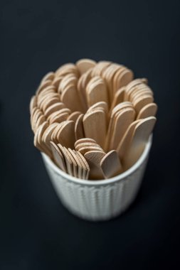 Bardakta balmumu dökülmesi için tek kullanımlık tahta spatula. en üstteki görünüm