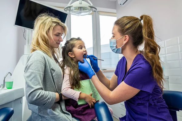 Una Bambina Con Sua Madre Visita Dal Dentista Pediatrico Stomatologo — Foto Stock