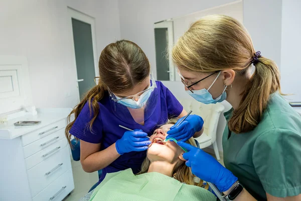 Maskeli Dişçi Asistan Diş Hekiminde Kadın Hastaları Tedavi Ediyor Stomatoloji — Stok fotoğraf
