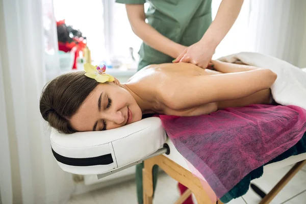 Female Masseur Doing Weight Loss Massage Woman Back Concept Spa — Stockfoto