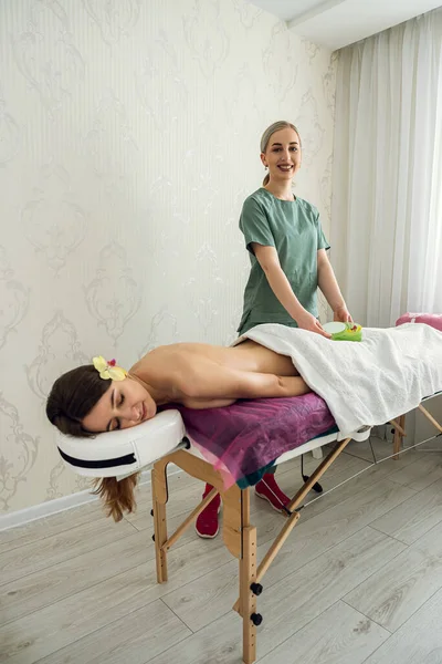 Professional Massage Procedure Female Cosmetologist Standing Her Client Lifestyle — Foto de Stock